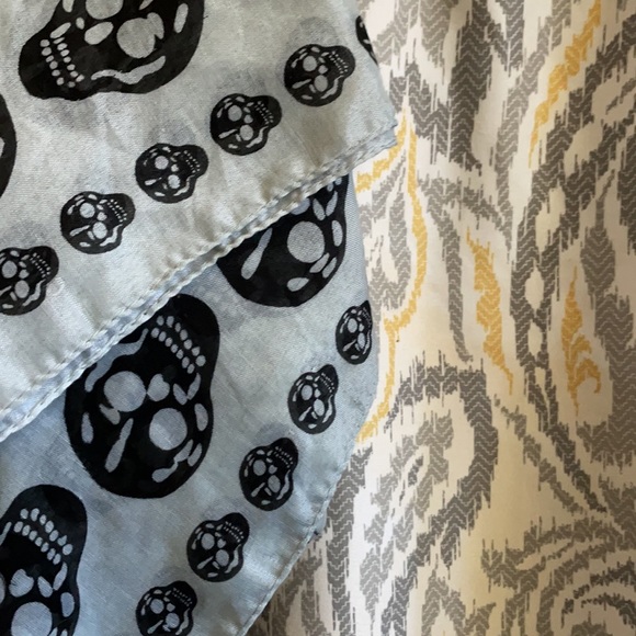 Gray + Blk Skulls - Picture 2 of 3